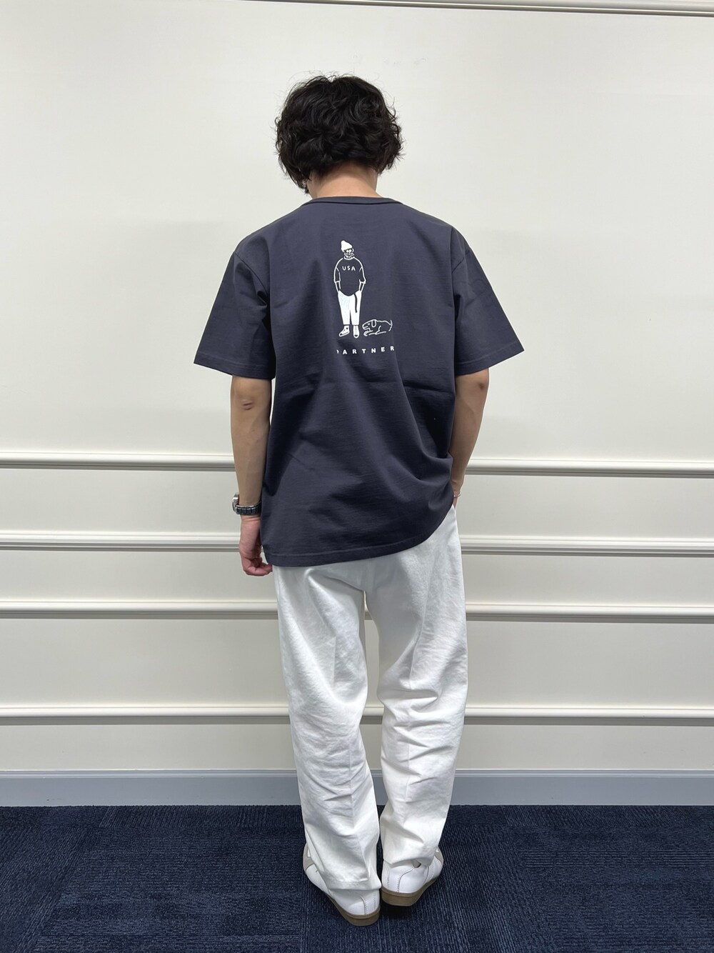 グレー系のTシャツ/カットソー、ホワイト系のデニムパンツを着用したメンズの冬コーディネートの1枚目の写真