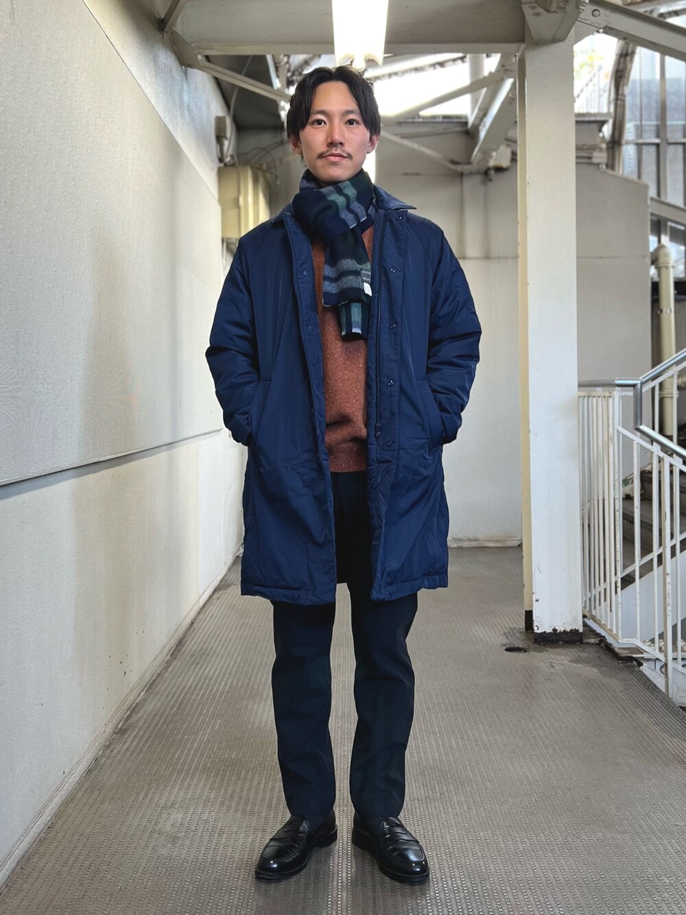 「レイヤードスタイル、冬アウター、チェック、休日スタイル、ロングコート、お出かけコーデ、コート、マフラー、きれいめカジュアル、ダウン、お洒落さんとつながりたい、おでかけコーデ、秋冬、オトナカジュアル、ニット」｜「TAIONの【TAION/タイオン】別注ダウンステンカラーコート（ダウンジャケット/コート、ブルー系）」を使った、nishiokaさん（メンズ・169cm）の冬コーディネートの1枚目の写真