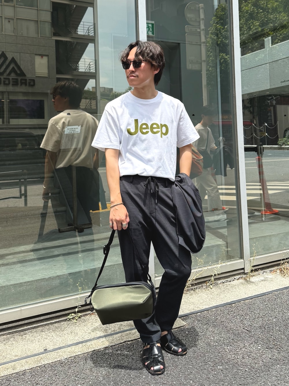 「レイヤードスタイル、サンダル、夏コーデ、白Tシャツ、セットアップ、サングラス、Tシャツ、お出かけコーデ、カジュアルコーデ、夏、Tシャツコーデ、ショルダーバッグ、カジュアル、ロゴT、夏だ！Tシャツ着よう！」｜「GOOD ROCK SPEEDの【GOOD ROCK SPEED】別注 アーティスト/企業/ プリントTシャツ 25SS（Tシャツ/カットソー、ホワイト系）」を使った、nishiokaさん（メンズ・169cm）の夏コーディネートの1枚目の写真