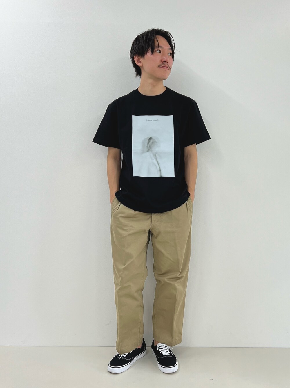 ブラック系のTシャツ/カットソーを着用したメンズの春コーディネートの1枚目の写真