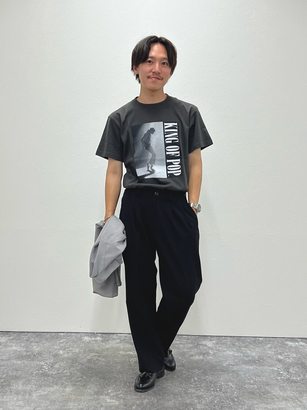 ベージュ系のシャツ/ブラウス、ブラック系のローファー、ブラック系のTシャツ/カットソーを着用したメンズの夏コーディネートの1枚目の写真