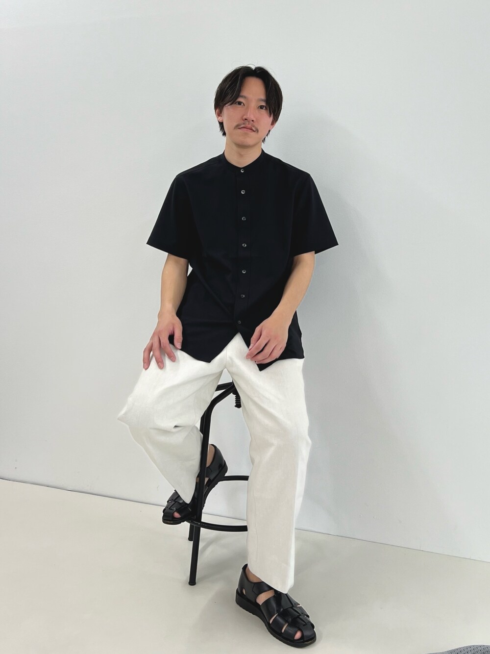 「休日スタイル、シャツスタイル、お出かけコーデ、デニム、きれいめカジュアル、春夏コーデ、シンプル、夏コーデ、メンズファッション、バンドカラーシャツ、オトナカジュアル、シンプルスタイル、モノトーン、モノトーンコーデ」｜「NOLLEY’Sの【ACTIVE SECT】《限定展開 / 速乾 / イージーケア》”ALL TIME DRY” バンドカラー半袖シャツ（シャツ/ブラウス、ブラック系）」を使った、nishiokaさん（メンズ・169cm）の春コーディネートの1枚目の写真