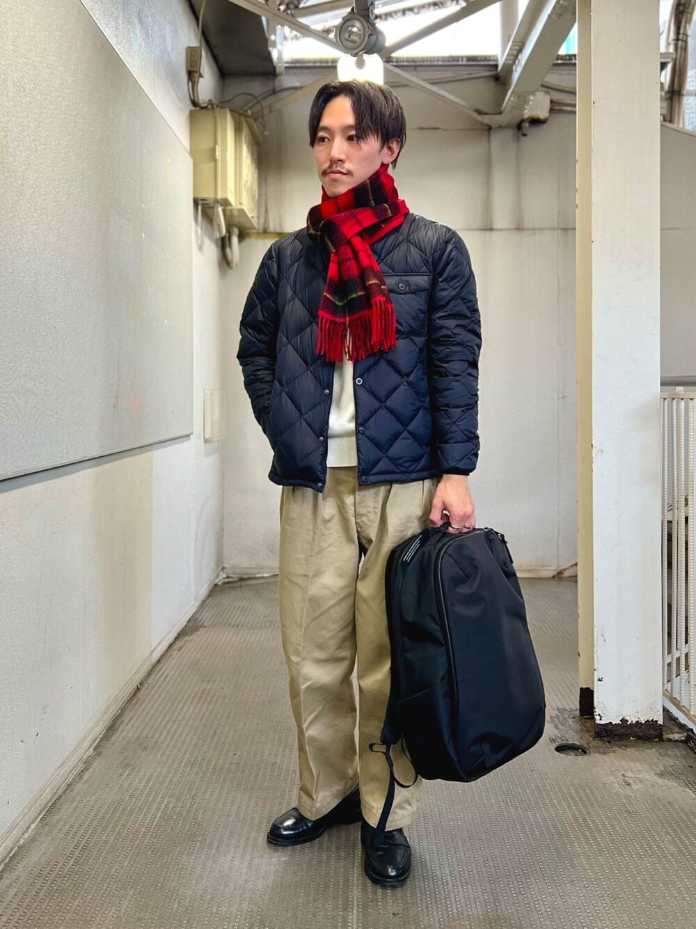 「レイヤードスタイル、冬アウター、チェック、休日スタイル、クリスマスに着たい服、赤、お出かけコーデ、マフラー、きれいめカジュアル、タートルネック、ダウンジャケット、オトナカジュアル、カジュアル、カジュアルコーデ、冬コーデ」｜「NOLLEY'S goodmanのR/Sウールカシミヤマフラー30（マフラー、レッド系）」を使った、nishiokaさん（メンズ・169cm）の冬コーディネートの1枚目の写真