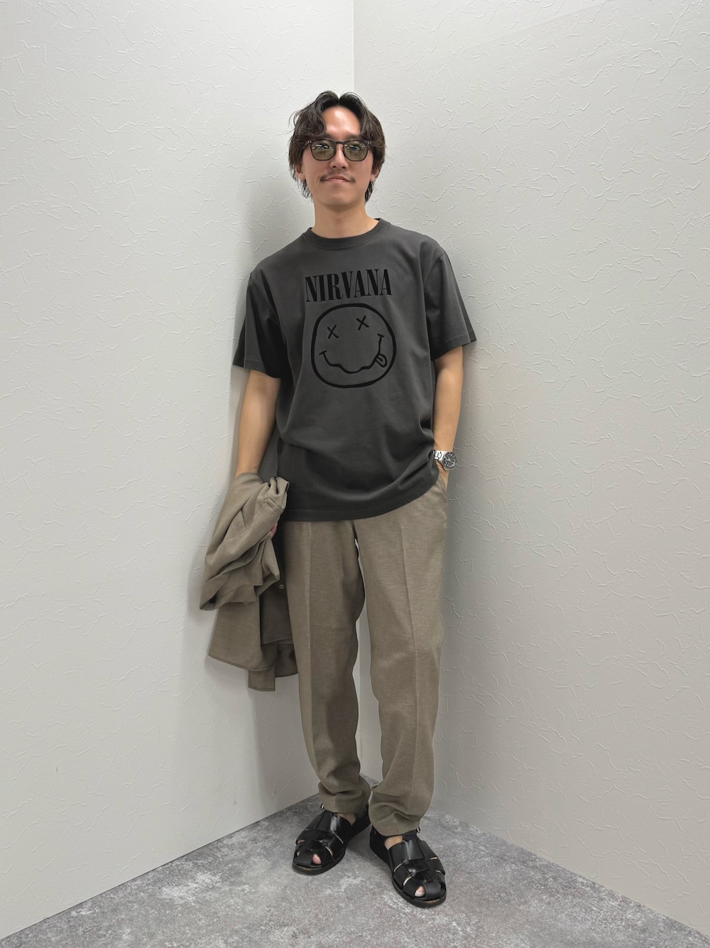 「サンダル、黒Tシャツ、低身長コーデ、Tシャツ、夏コーデ、休日スタイル、オトナカジュアル、シンプルスタイル、カジュアル、カジュアルコーデ、ラフ、リラックススタイル、夏だ！Tシャツ着よう！、プリントT」｜「GOOD ROCK SPEEDの【GOOD ROCK SPEED】別注 アーティスト/企業/ プリントTシャツ 25SS（Tシャツ/カットソー、ブラック系）」を使った、nishiokaさん（メンズ・169cm）の夏コーディネートの1枚目の写真