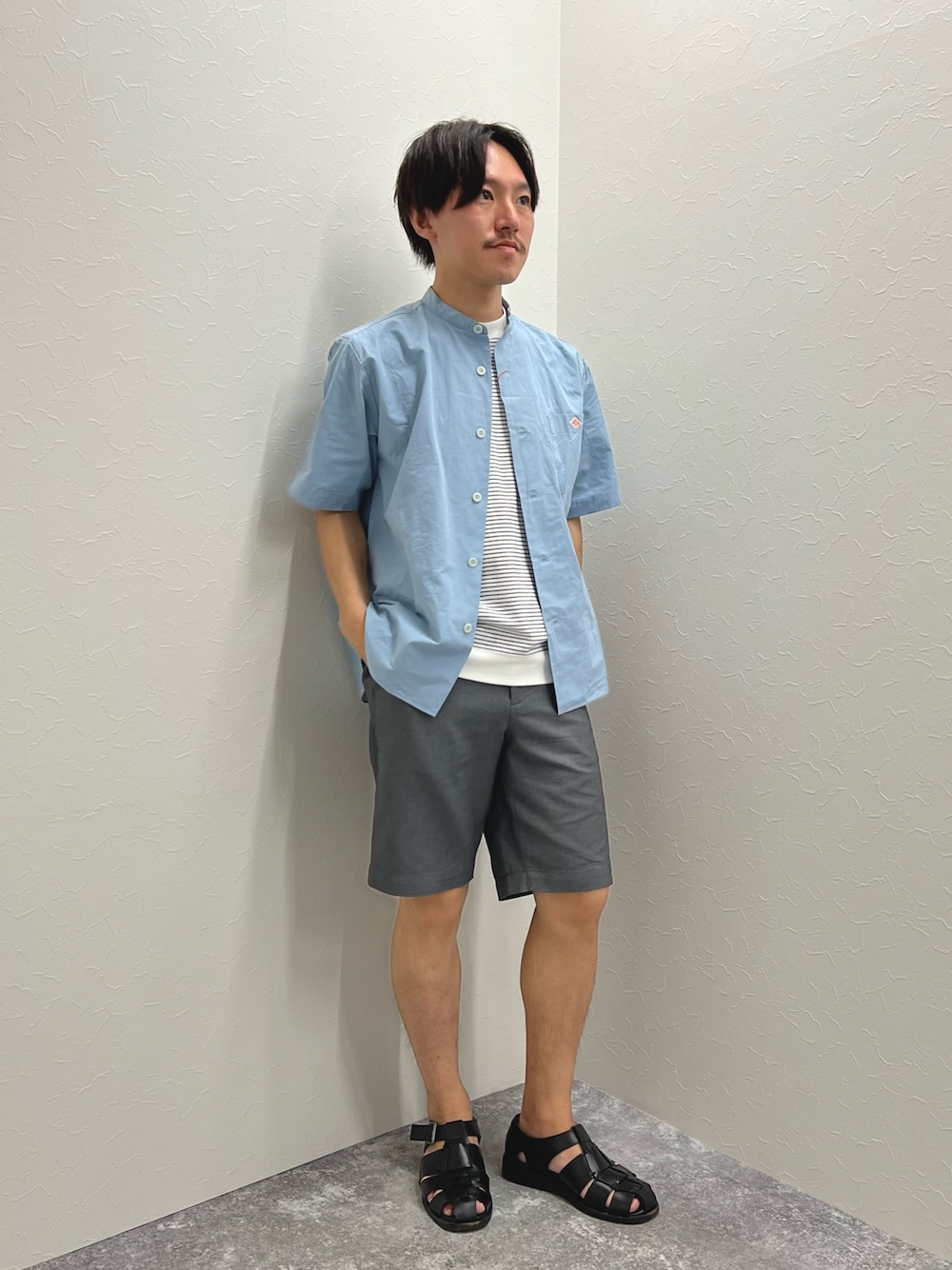 「春夏コーデ、シャツスタイル、休日スタイル、シンプルコーデ、低身長コーデ、きれいめカジュアル、グルカサンダル、カジュアルコーデ、淡色コーデ、夏コーデ、リラックススタイル、爽やかコーデ」｜「DANTONの【DANTON/ダントン】SCL BAND COLLAR SHIRT S/S 半袖 バンドカラーシャツ（シャツ/ブラウス、ブルー系）」を使った、nishiokaさん（メンズ・169cm）の春コーディネートの1枚目の写真