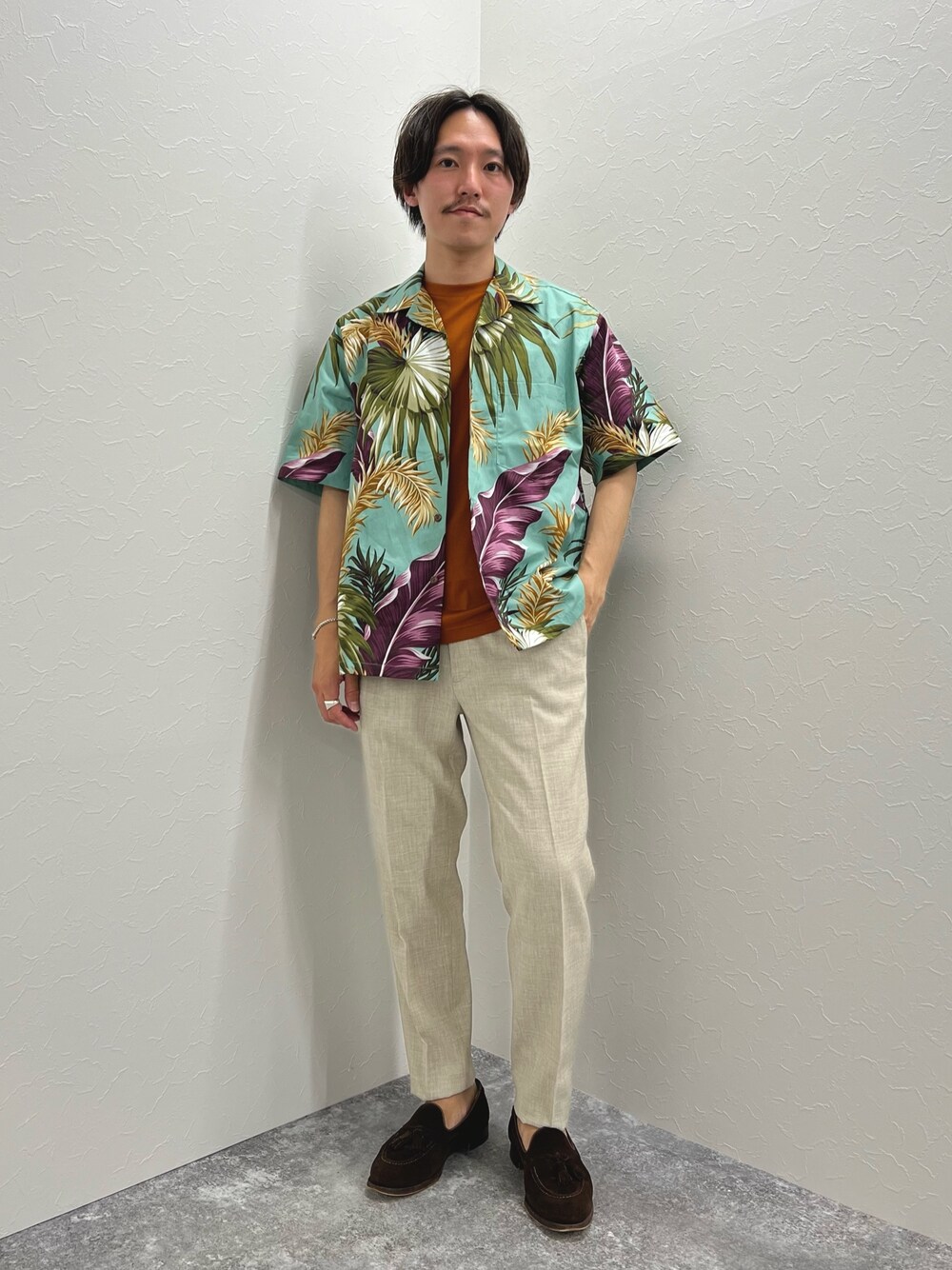 グリーン系のシャツ/ブラウス、オレンジ系のTシャツ/カットソー、ホワイト系のその他パンツを着用したメンズの夏コーディネートの1枚目の写真
