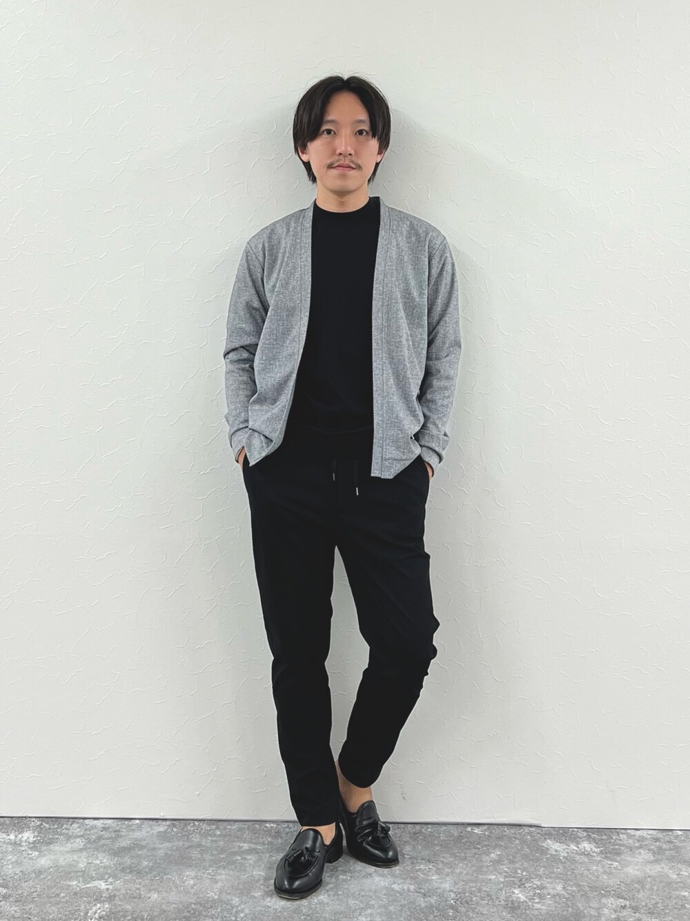 グレー系のカーディガン/ボレロ、ブラック系のTシャツ/カットソー、ブラック系のその他パンツを着用したメンズの夏コーディネートの1枚目の写真