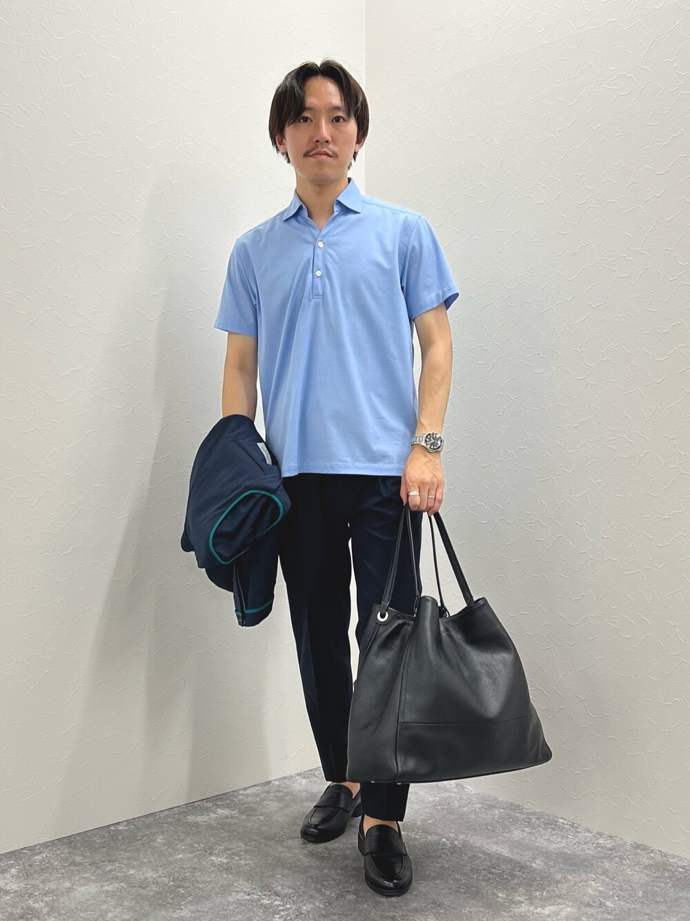 ブルー系のその他パンツ、ブルー系のポロシャツ、ブルー系のテーラードジャケットを着用したメンズの夏コーディネートの1枚目の写真