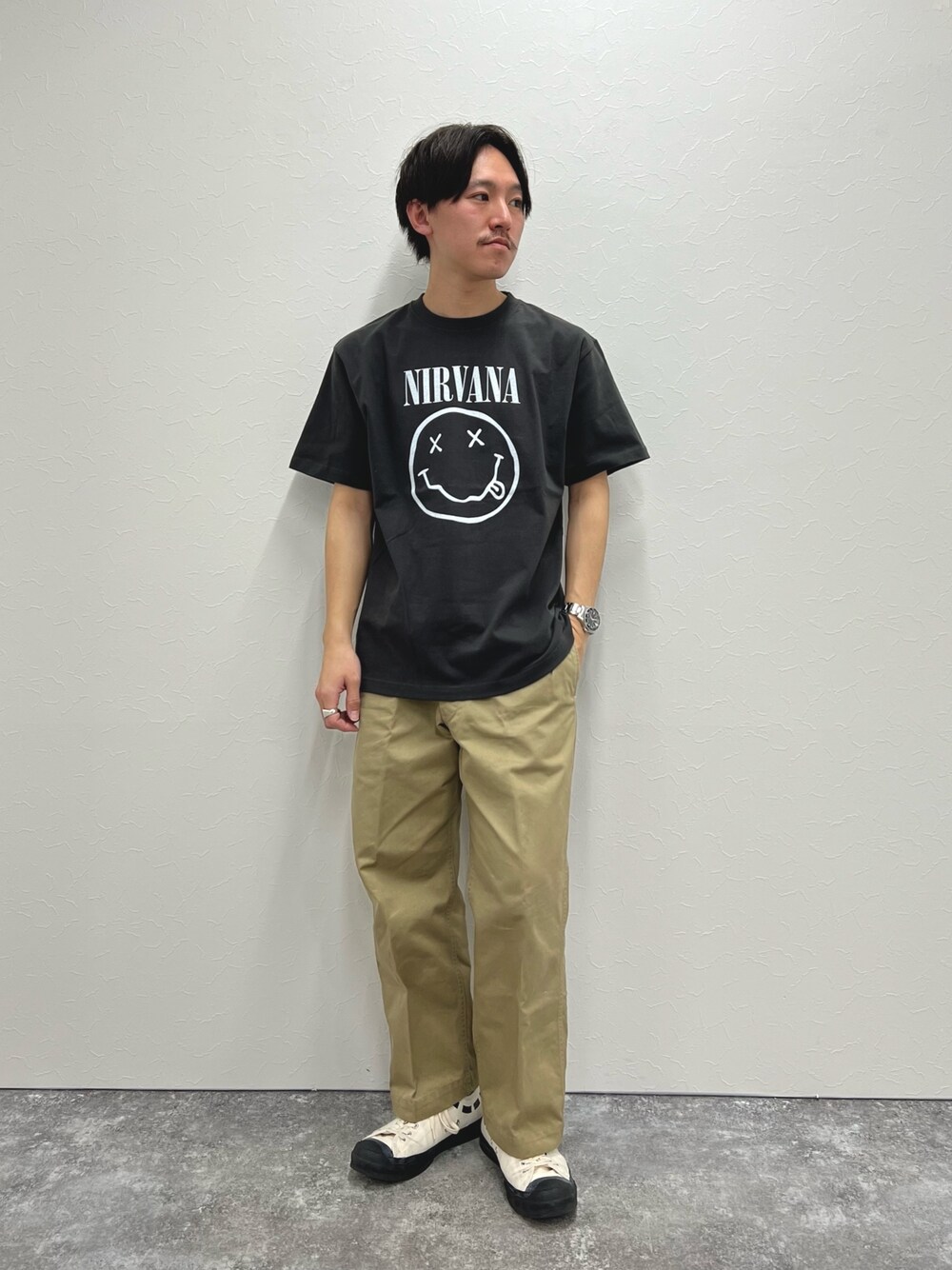 ブラック系のTシャツ/カットソーを着用したメンズの春コーディネートの1枚目の写真