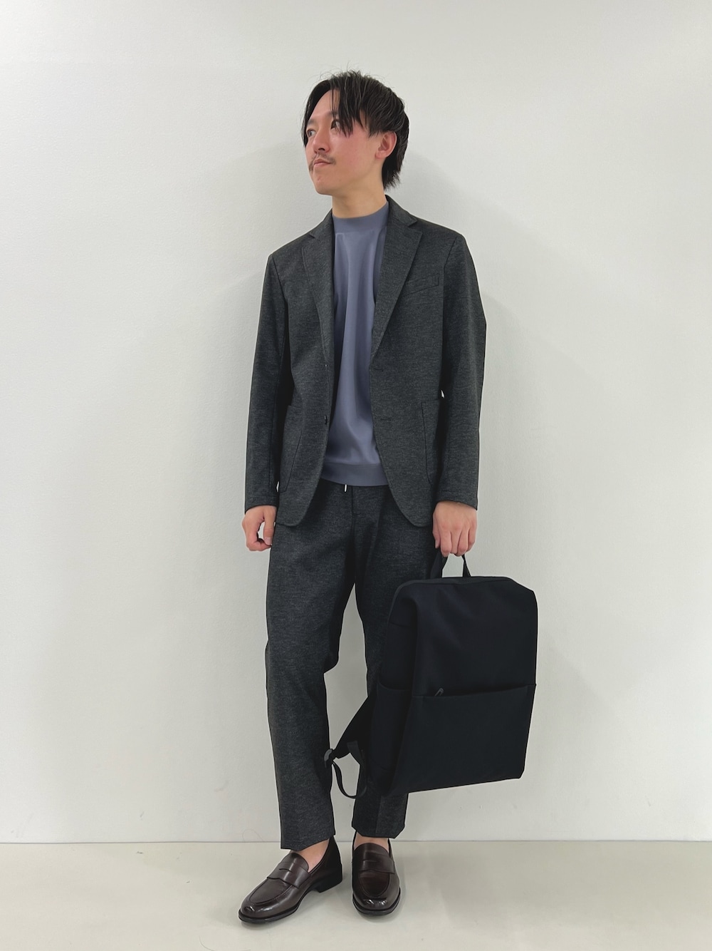 グレー系のテーラードジャケット、グレー系のTシャツ/カットソー、グレー系のその他パンツを着用したメンズの春コーディネートの1枚目の写真