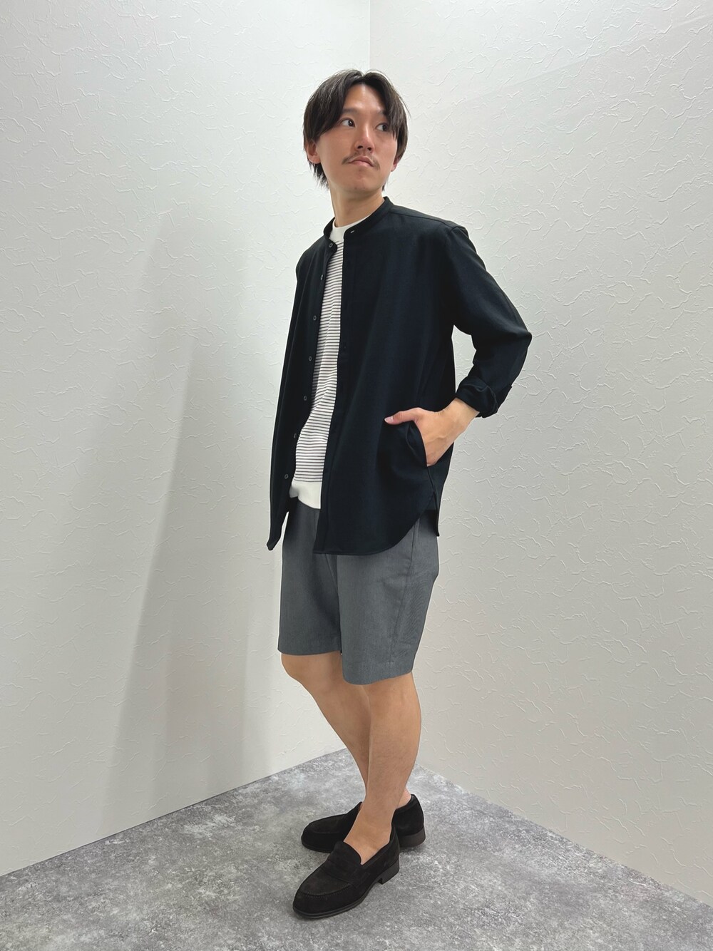 ブラック系のシャツ/ブラウス、ホワイト系のTシャツ/カットソー、グレー系のその他パンツを着用したメンズの夏コーディネートの1枚目の写真