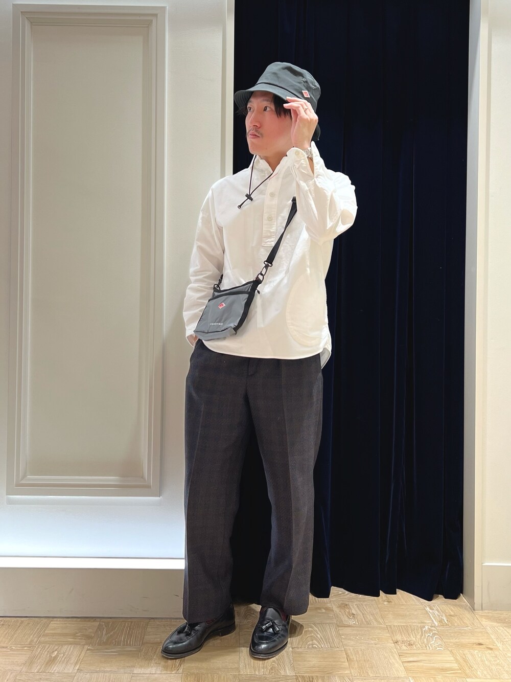 ホワイト系のシャツ/ブラウス、グレー系のショルダーバッグ、グレー系のハットを着用したメンズの春コーディネートの1枚目の写真