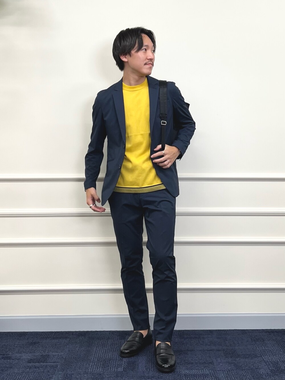 ブルー系のその他パンツ、ブルー系のテーラードジャケット、ブラック系のトートバッグを着用したメンズの夏コーディネートの1枚目の写真