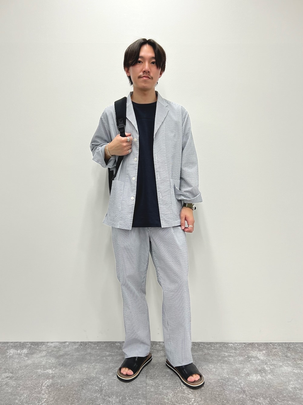 ホワイト系のシャツ/ブラウス、ホワイト系のその他パンツ、ブラック系のサンダルを着用したメンズの春コーディネートの1枚目の写真