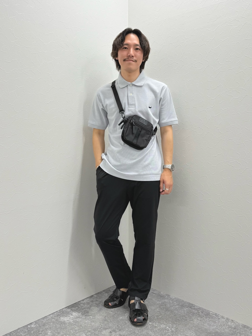 「大人カジュアル、モノトーン、春夏コーデ、シンプルコーデ、きれいめカジュアル、休日スタイル、お出かけコーデ、ショルダーバッグ、ポロシャツ、カジュアル、カジュアルコーデ、夏、夏コーデ、リラックススタイル」｜「NOLLEY’Sの【WEB限定】《ビジカジ対応》クジラ刺繍 ドライカノコ ユーティリティポロ 25SS（ポロシャツ、グレー系）」を使った、nishiokaさん（メンズ・169cm）の春コーディネートの1枚目の写真