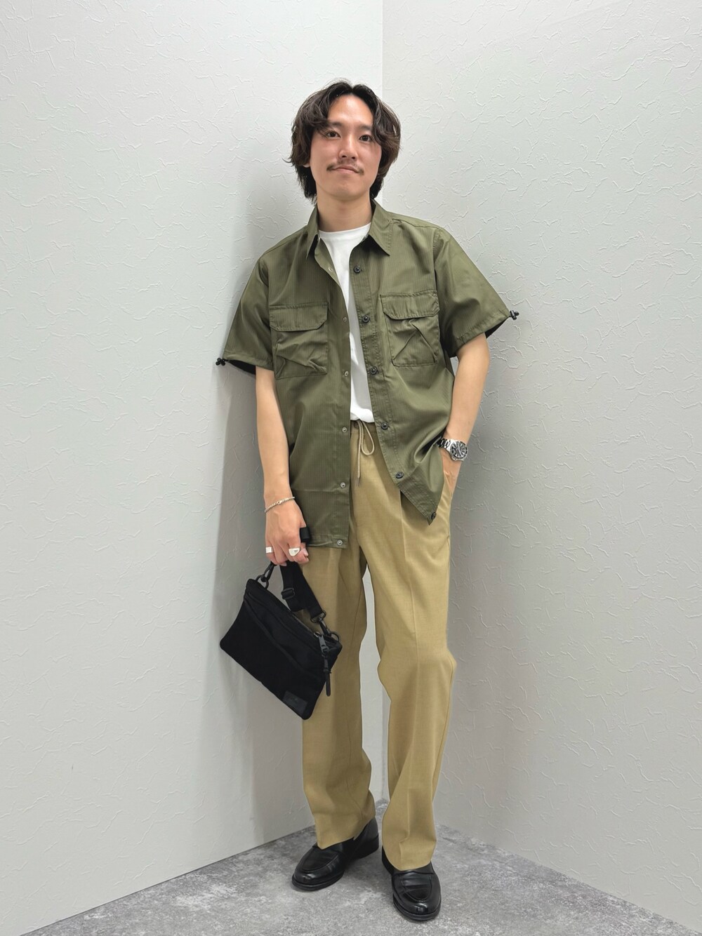 グリーン系のシャツ/ブラウス、ホワイト系のTシャツ/カットソー、ベージュ系のその他パンツを着用したメンズの春コーディネートの1枚目の写真