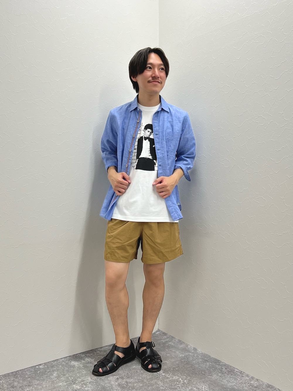 「淡色コーデ、春夏コーデ、シャツスタイル、休日スタイル、シンプルコーデ、グルカサンダル、夏コーデ、カジュアルコーデ、ショートパンツ、ショーツ、バンドT、サンダル、リネン」｜「NOLLEY’Sのリネンブレンド パラシュートボタン 7分袖シャツ（シャツ/ブラウス、ブルー系）」を使った、nishiokaさん（メンズ・169cm）の春コーディネートの1枚目の写真