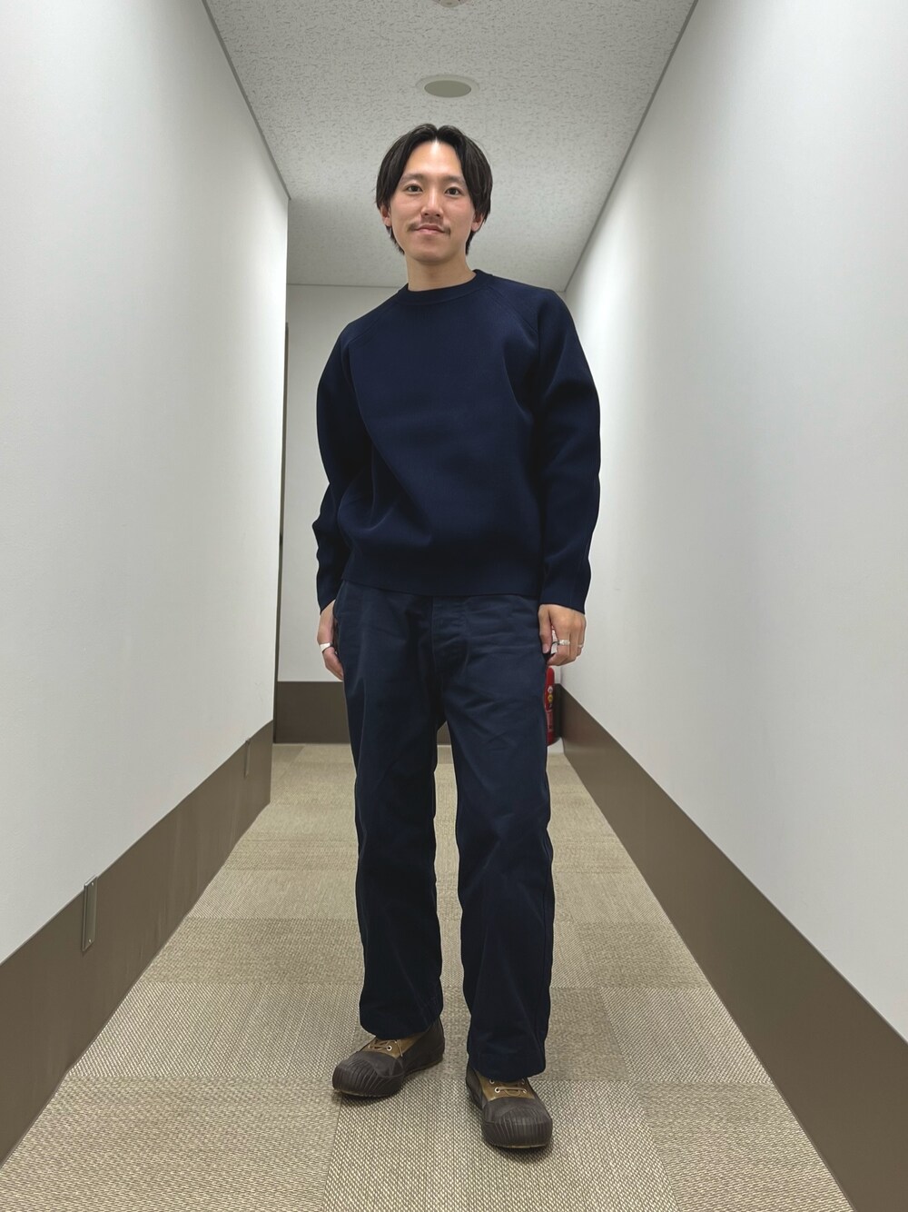 「休日スタイル、お出かけコーデ、ワントーンコーデ、ネイビー、メンズコーデ、ニット、春ニット、春コーデ、春夏コーデ、春、カジュアル、カジュアルコーデ、シンプルコーデ、いいね、save、フォローお願いします🤑」｜「NOLLEY'S goodmanの【ACTIVE SECT】《限定展開 / ウォッシャブル / 速乾 / 形態安定》クルーネックニット（ニット/セーター、ブルー系）」を使った、nishiokaさん（メンズ・169cm）の春コーディネートの1枚目の写真