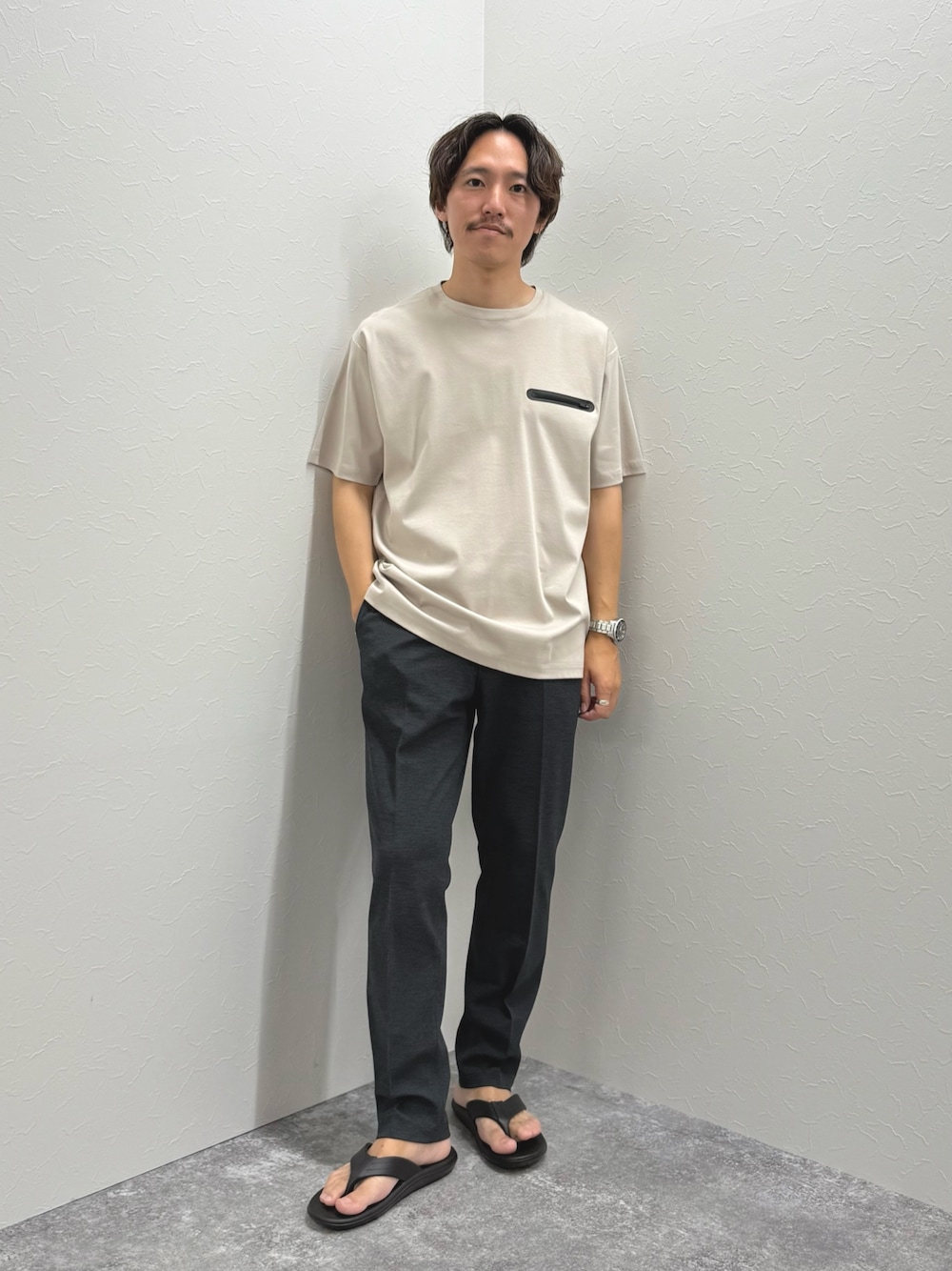 ベージュ系のTシャツ/カットソー、グレー系のその他パンツ、ブラック系のサンダルを着用したメンズの夏コーディネートの1枚目の写真