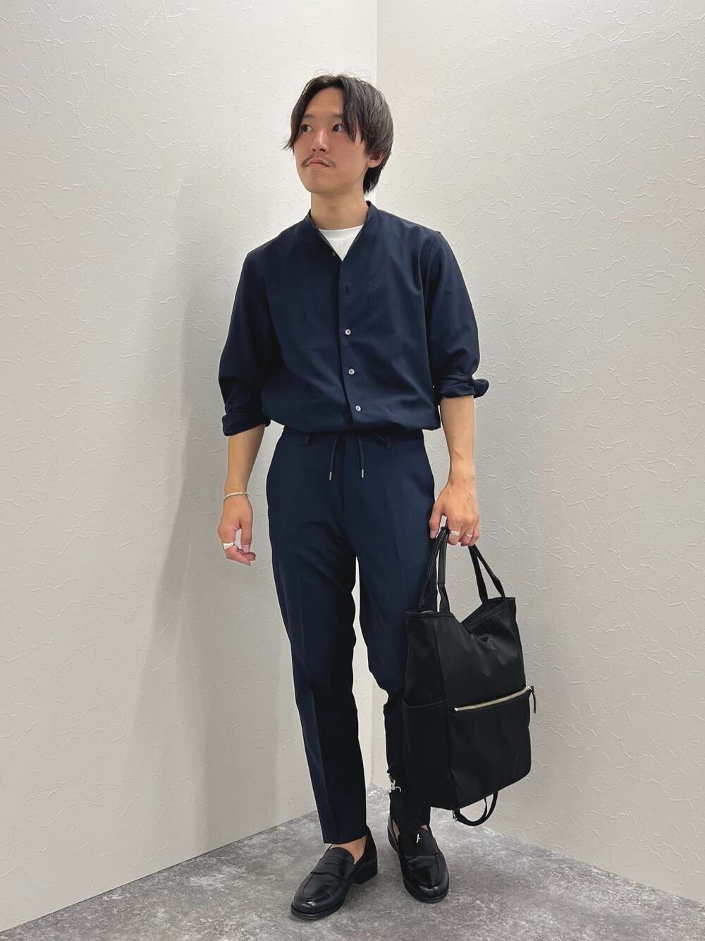 ブルー系のシャツ/ブラウス、ブルー系のその他パンツ、ホワイト系のTシャツ/カットソーを着用したメンズの夏コーディネートの1枚目の写真