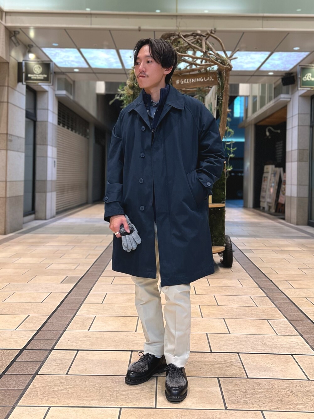 「レイヤードスタイル、冬アウター、休日スタイル、ロングコート、お出かけコーデ、コート、きれいめカジュアル、オトナカジュアル、メンズコーデ、秋冬コーデ、カジュアルコーデ、ステンカラーコート、キレイめ、秋コーデ、カーディガン」｜「TAIONの【TAION/タイオン】CR別注ステンカラーコート（ステンカラーコート、ブルー系）」を使った、nishiokaさん（メンズ・169cm）の冬コーディネートの1枚目の写真