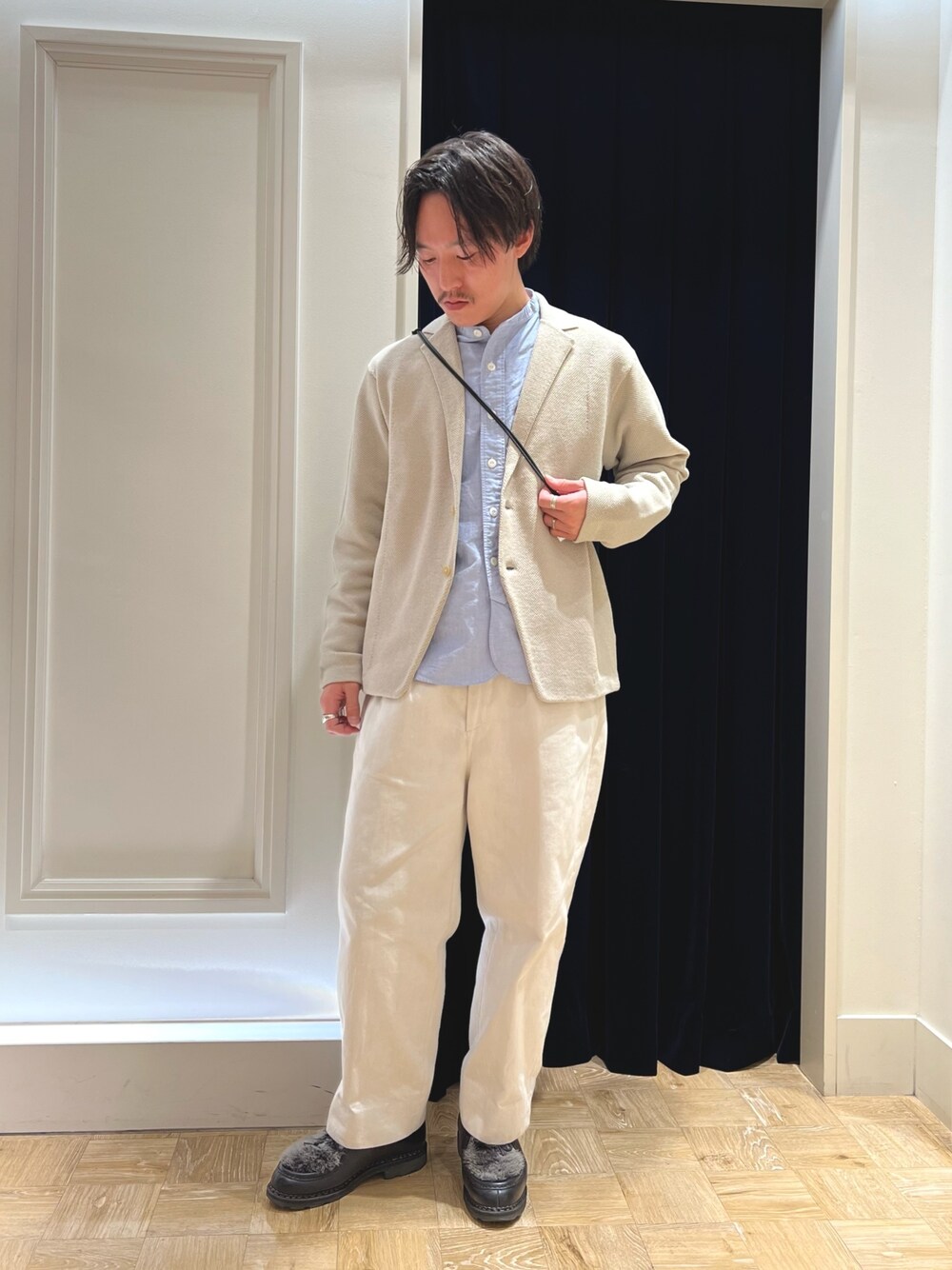 ベージュ系のカーディガン/ボレロ、ブルー系のシャツ/ブラウス、ブラック系のショルダーバッグを着用したメンズの冬コーディネートの1枚目の写真