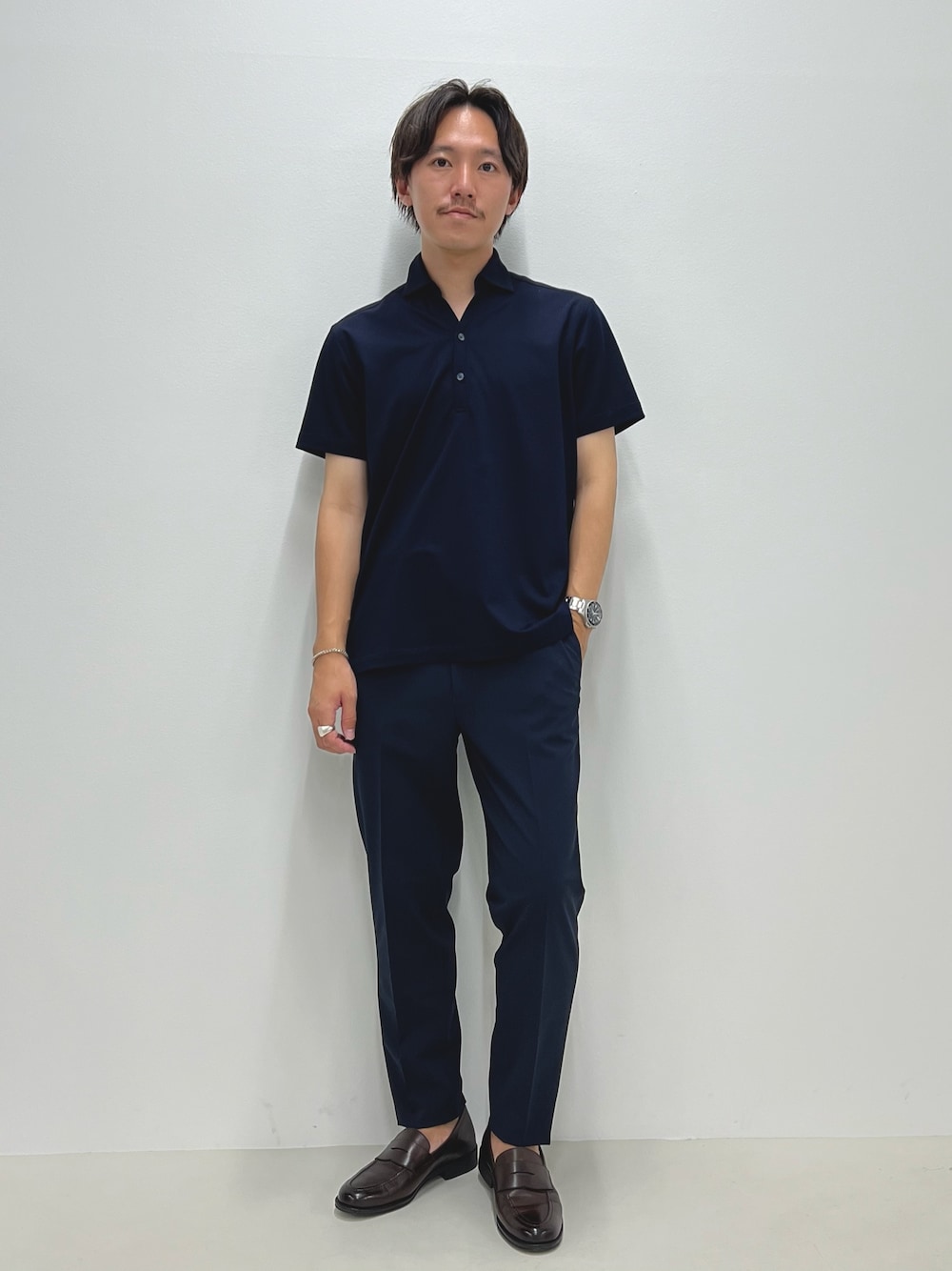 「休日スタイル、きれいめカジュアル、シンプル、夏コーデ、メンズコーデ、シンプルスタイル、ポロシャツ、ワントーン、ワントーンコーデ、カジュアル、ネイビー、ローファー」｜「NOLLEY’Sのレザーコインローファー フェニックス 本革 日本製（ローファー、ブラウン系）」を使った、nishiokaさん（メンズ・169cm）の夏コーディネートの1枚目の写真