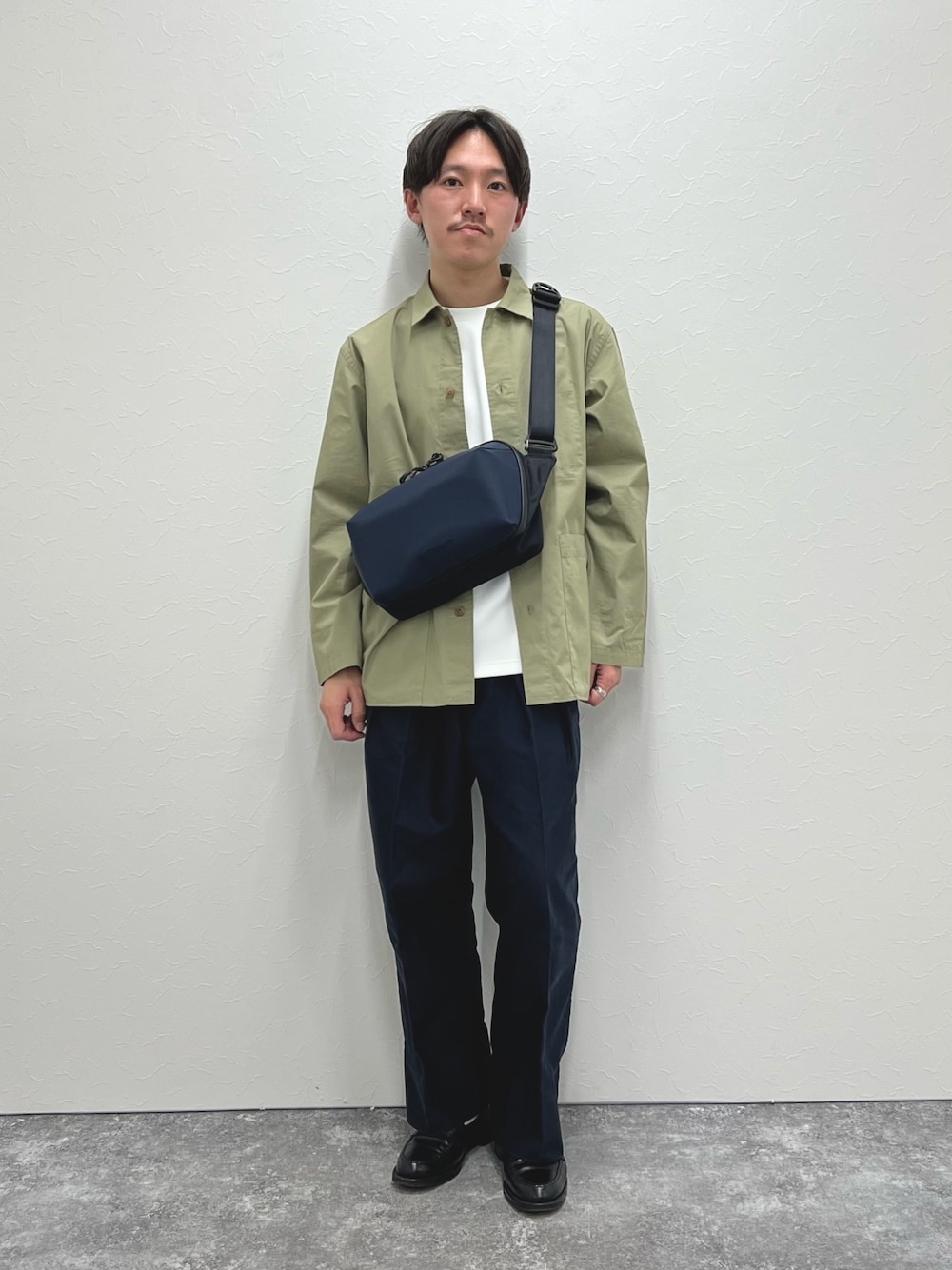 「レイヤードスタイル、淡色コーデ、春色、休日スタイル、きれいめカジュアル、春コーデ、ショルダーバッグ、カジュアルコーデ、大人コーデ、シャツスタイル、カバーオール、春、シンプルコーデ、革靴」｜「NOLLEY'S goodmanのピーチブロード カバーオールシャツ（シャツ/ブラウス、グリーン系）」を使った、nishiokaさん（メンズ・169cm）の冬コーディネートの1枚目の写真