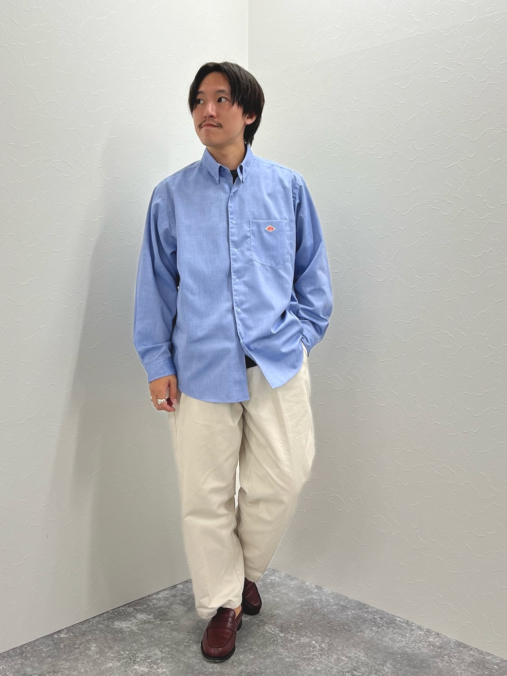 ブルー系のシャツ/ブラウス、グレー系のTシャツ/カットソー、ブラウン系のローファーを着用したメンズの夏コーディネートの1枚目の写真