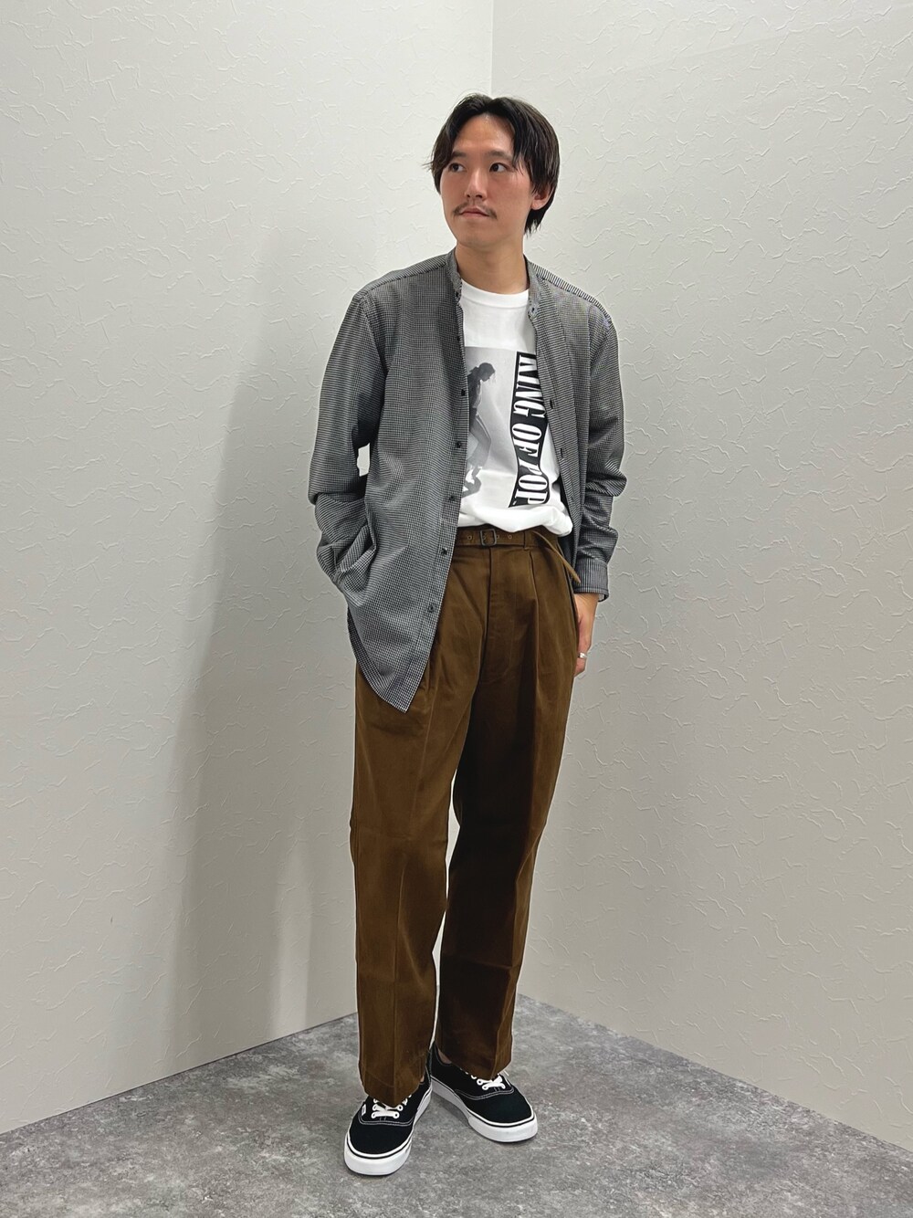 ホワイト系のシャツ/ブラウス、ホワイト系のTシャツ/カットソー、ブラック系のスニーカーを着用したメンズの秋コーディネートの1枚目の写真