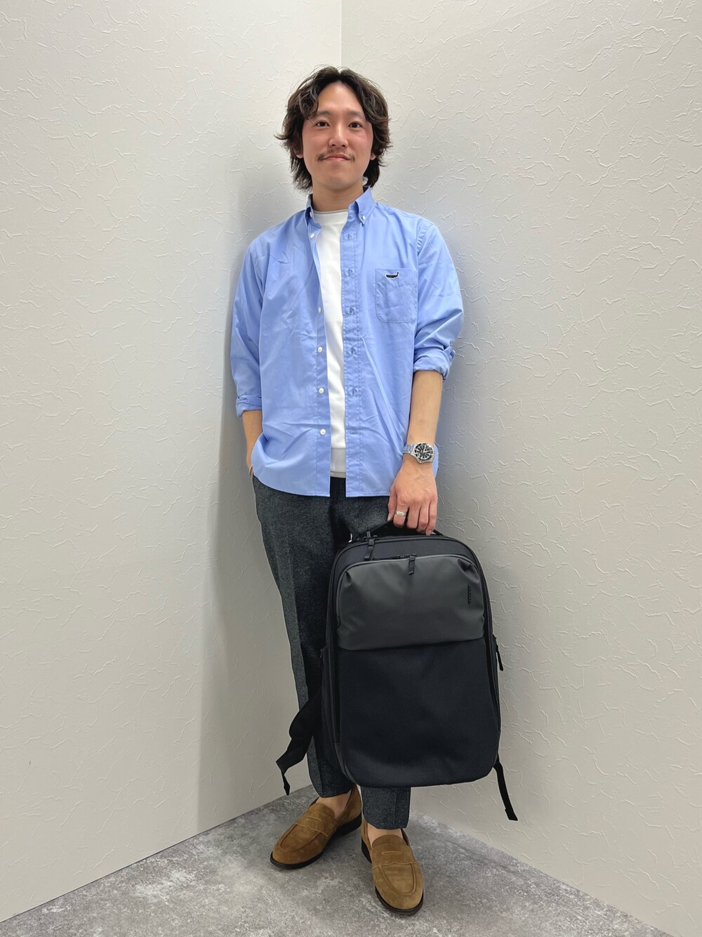 ブルー系のシャツ/ブラウス、ホワイト系のTシャツ/カットソー、グレー系のその他パンツを着用したメンズの春コーディネートの1枚目の写真