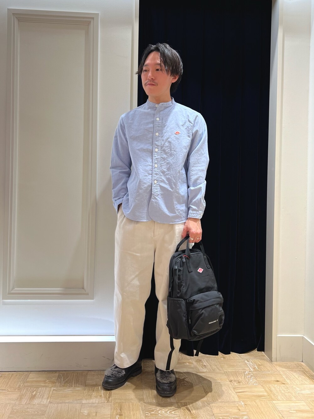 ブラック系のバックパック/リュック、ブルー系のシャツ/ブラウスを着用したメンズの冬コーディネートの1枚目の写真