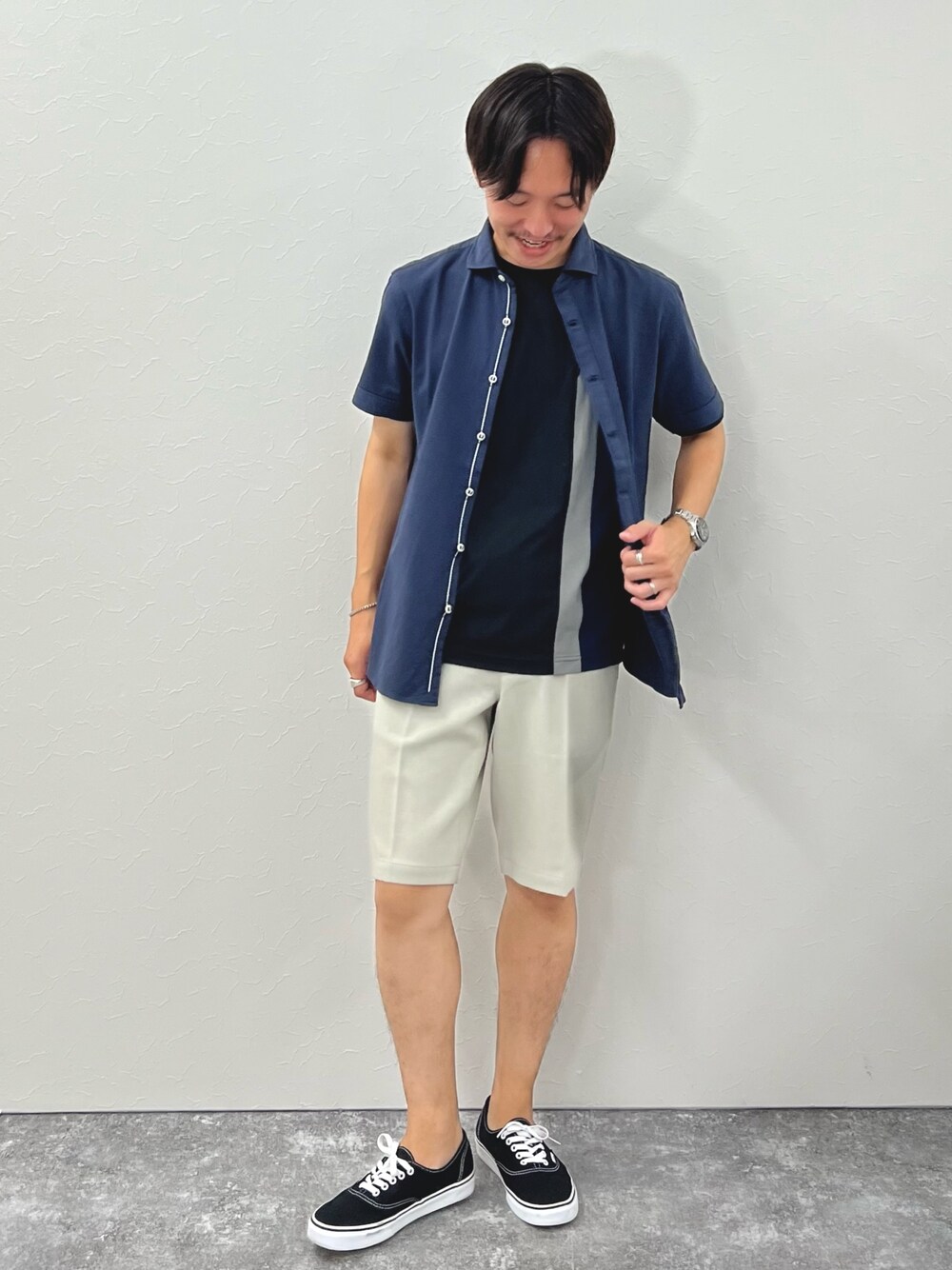 ブラック系のTシャツ/カットソー、グレー系のその他パンツ、ブラック系のスニーカーを着用したメンズの夏コーディネートの1枚目の写真