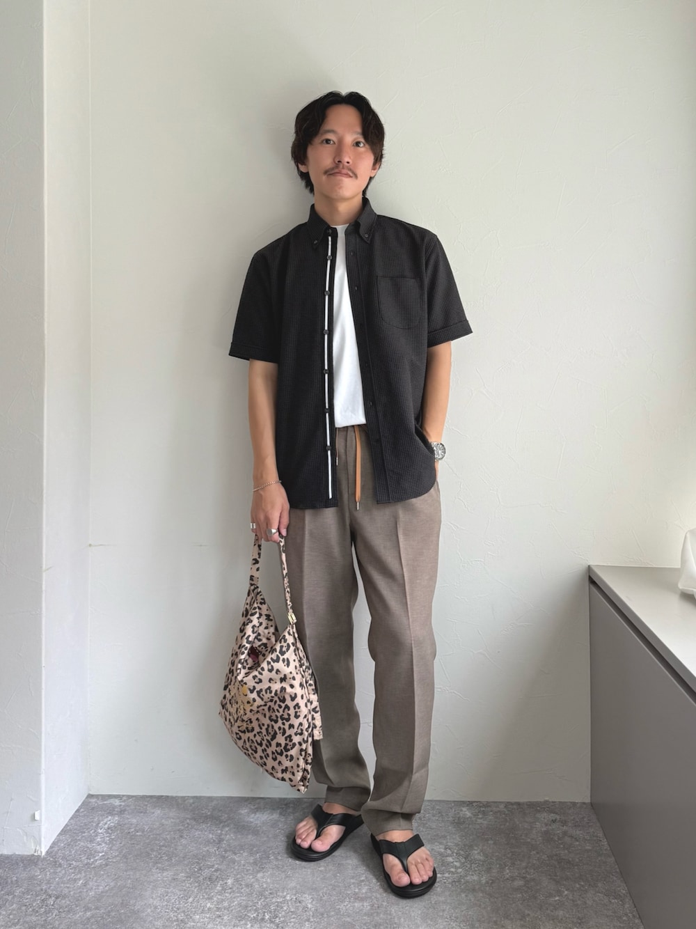 「半袖シャツ、サンダル、シャツスタイル、お出かけコーデ、休日スタイル、シンプルコーデ、夏、大人カジュアル、オトナカジュアル、カジュアル、カジュアルコーデ、きれいめカジュアル、ラフ、リラックススタイル」｜「NOLLEY’Sの《ビジカジ対応》【EVALET】吸水速乾 2WAYストレッチ サッカーギンガムテープBD 25SS（シャツ/ブラウス、グレー系）」を使った、nishiokaさん（メンズ・169cm）の夏コーディネートの1枚目の写真