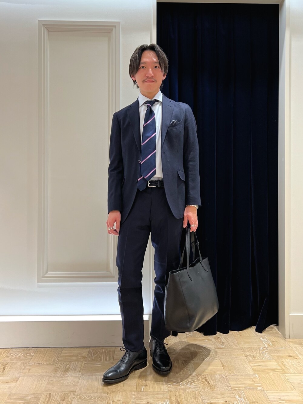ブルー系のセットアップ、ブルー系のシャツ/ブラウス、ブルー系のネクタイを着用したメンズの冬コーディネートの1枚目の写真