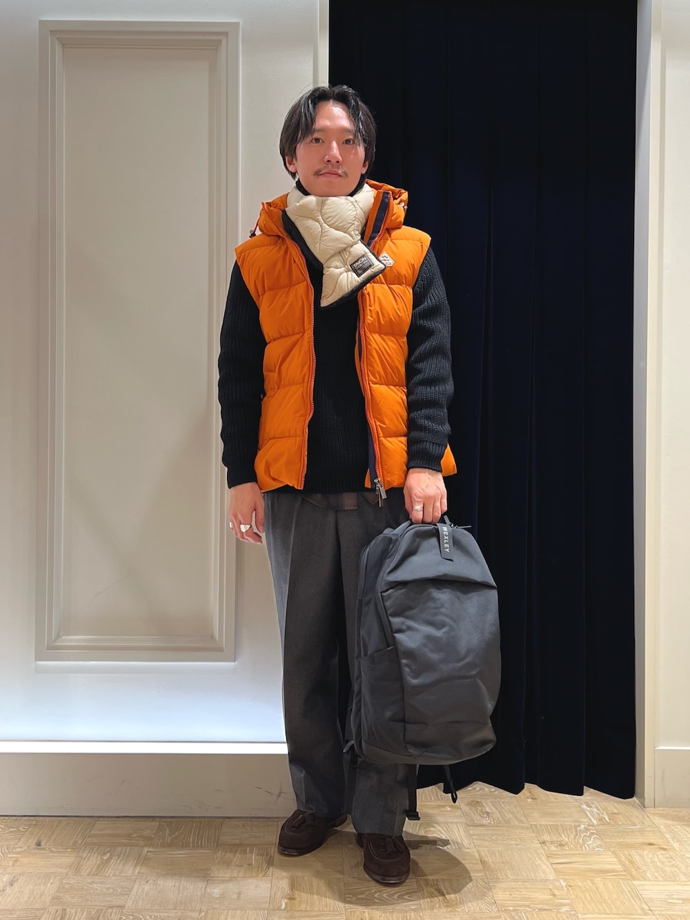 「冬コーデ、マイベストコーデ2024、ダウンジャケット、マフラーぐるぐる、クリスマスに着たい服、ダウンベスト、休日スタイル、レイヤードスタイル、冬アウター、カジュアルコーデ、マフラー、バックパック、シャツ、秋冬コーデ、チェック」｜「NOLLEY’Sのシャギーチェック レギュラーシャツ（シャツ/ブラウス、グリーン系）」を使った、nishiokaさん（メンズ・169cm）の冬コーディネートの1枚目の写真