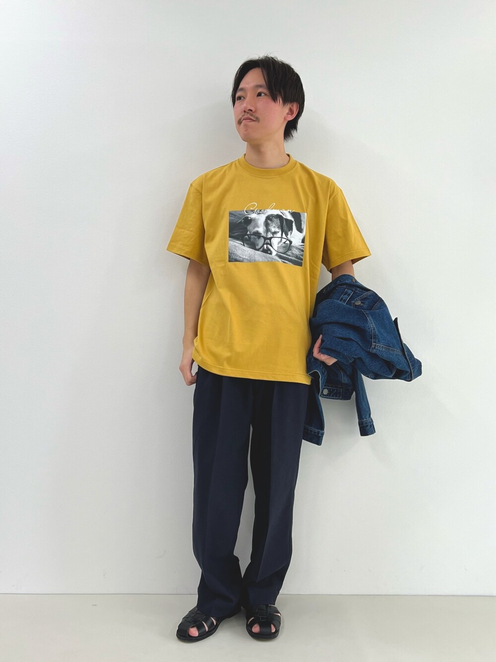 イエロー系のTシャツ/カットソー、ブルー系のデニムジャケット、ブラック系のその他パンツを着用したメンズの春コーディネートの1枚目の写真