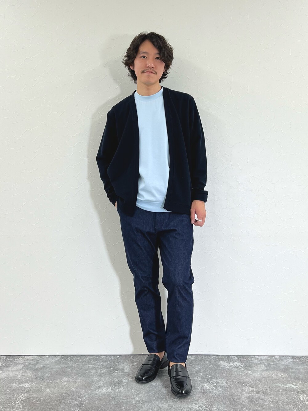 ブルー系のカーディガン/ボレロ、ブルー系のTシャツ/カットソー、ブルー系のチノパンツを着用したメンズの春コーディネートの1枚目の写真