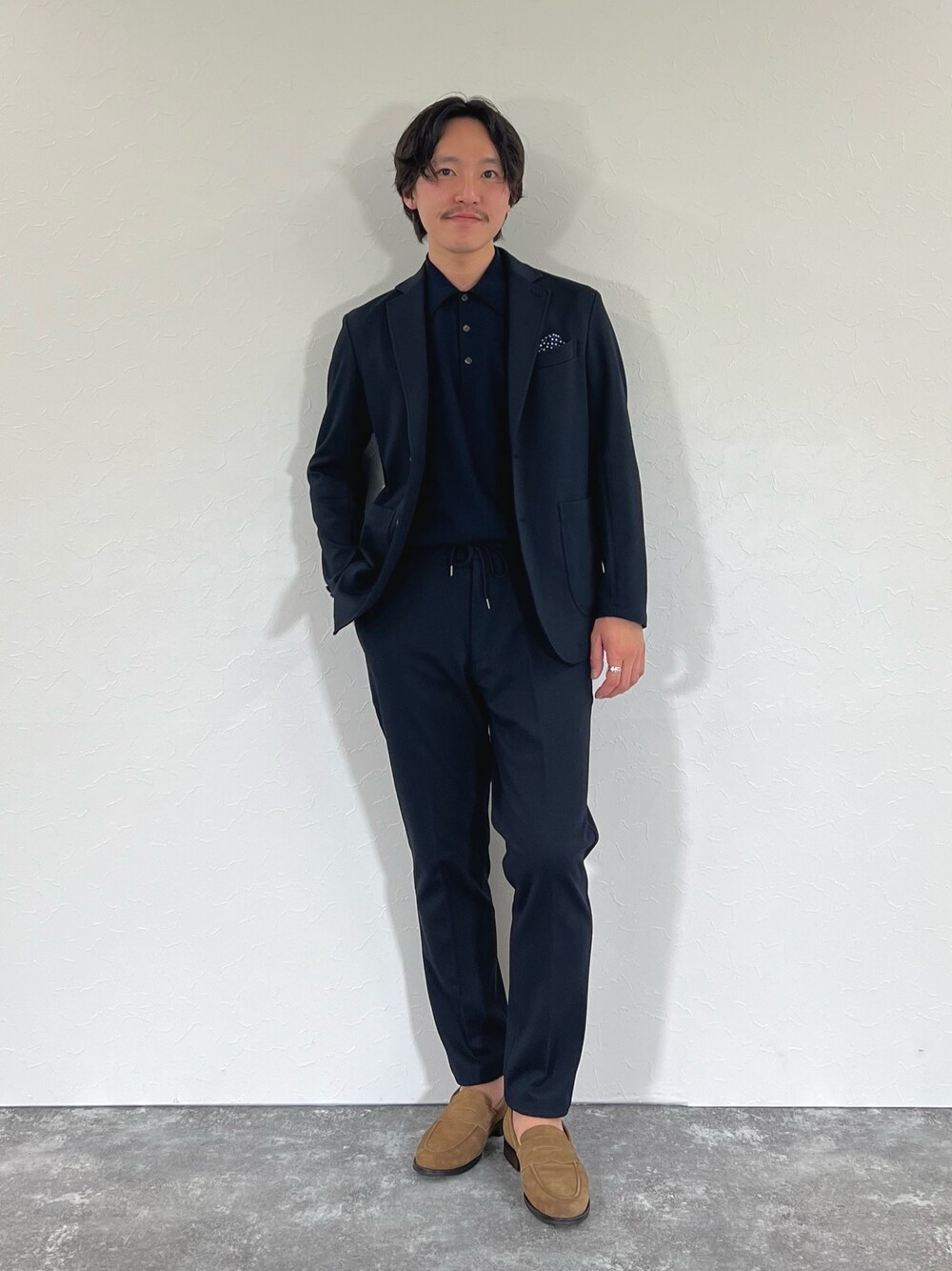 ブルー系のテーラードジャケット、ブルー系のその他パンツ、イエロー系のローファーを着用したメンズの冬コーディネートの1枚目の写真