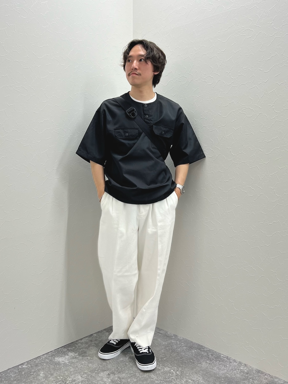 ブラック系のTシャツ/カットソー、ブルー系のショルダーバッグ、ホワイト系のデニムパンツを着用したメンズの春コーディネートの1枚目の写真