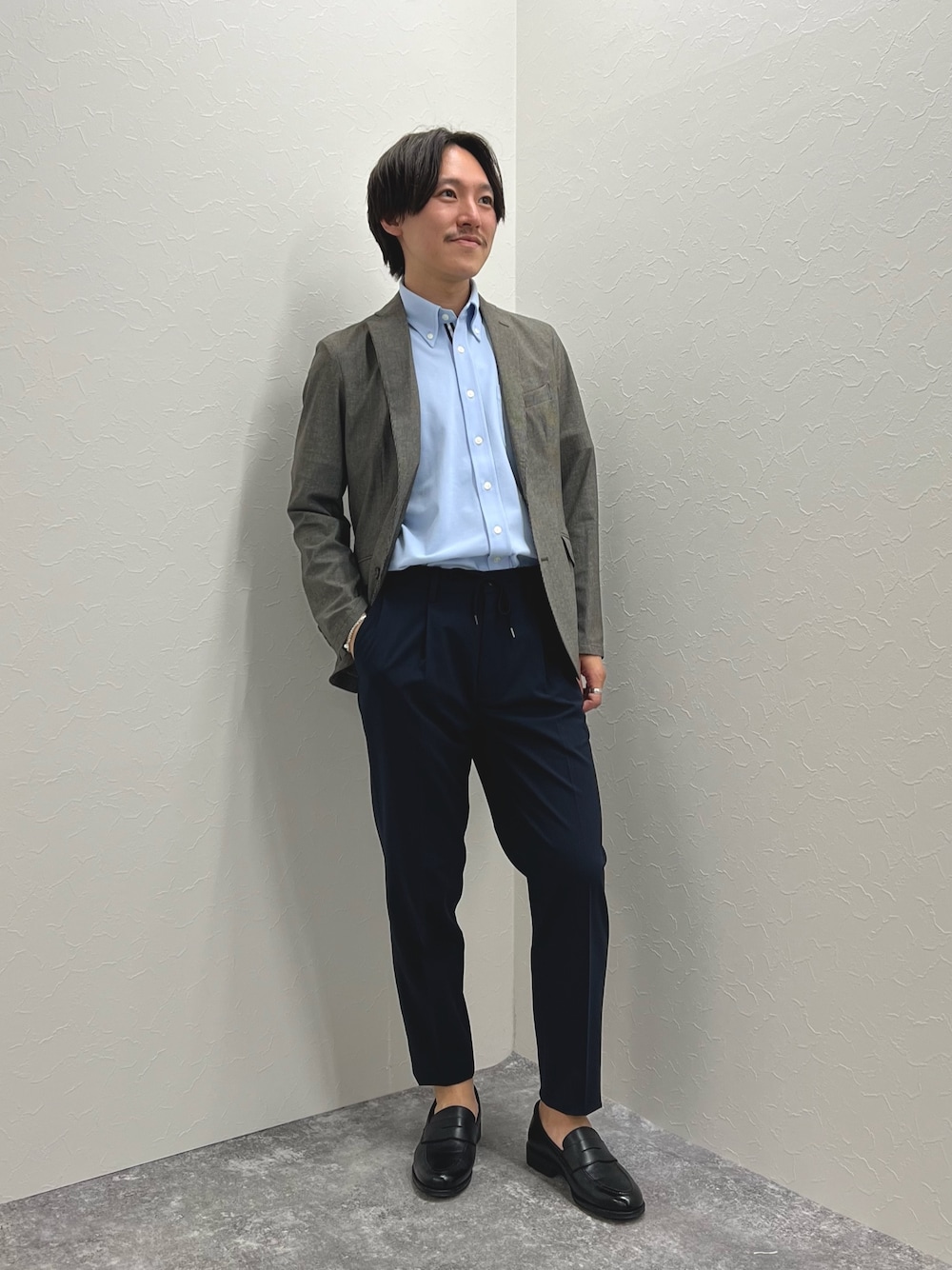 ベージュ系のテーラードジャケット、ブルー系のシャツ/ブラウス、ブルー系のその他パンツを着用したメンズの春コーディネートの1枚目の写真