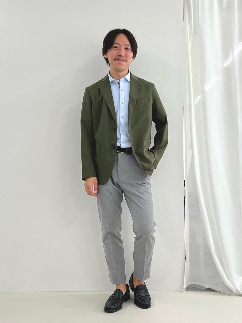 ブルー系のシャツ/ブラウス、グレー系のチノパンツ、グリーン系のテーラードジャケットを着用したメンズの夏コーディネートの1枚目の写真