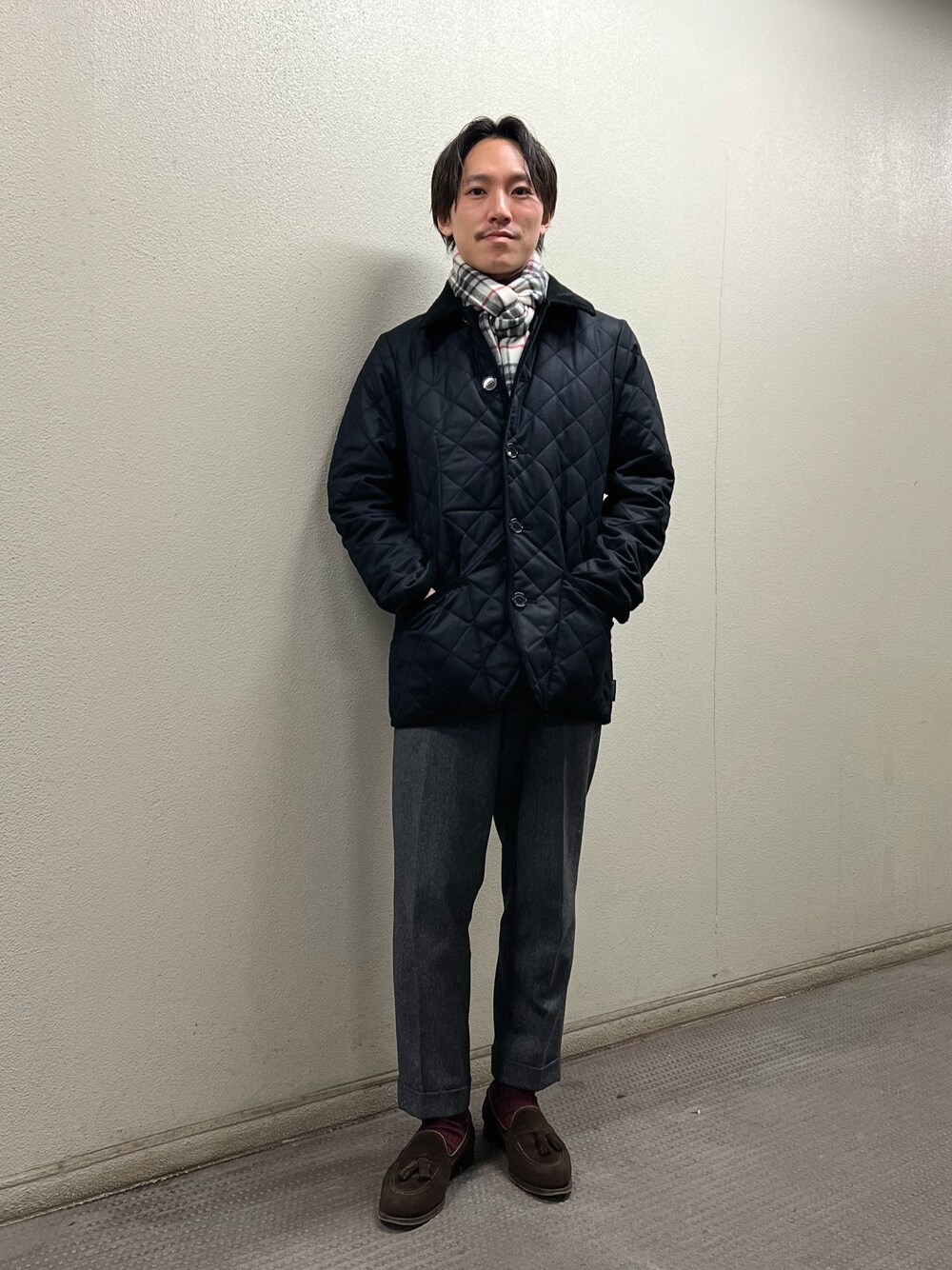 ブラック系のブルゾン、ホワイト系のマフラーを着用したメンズの冬コーディネートの1枚目の写真