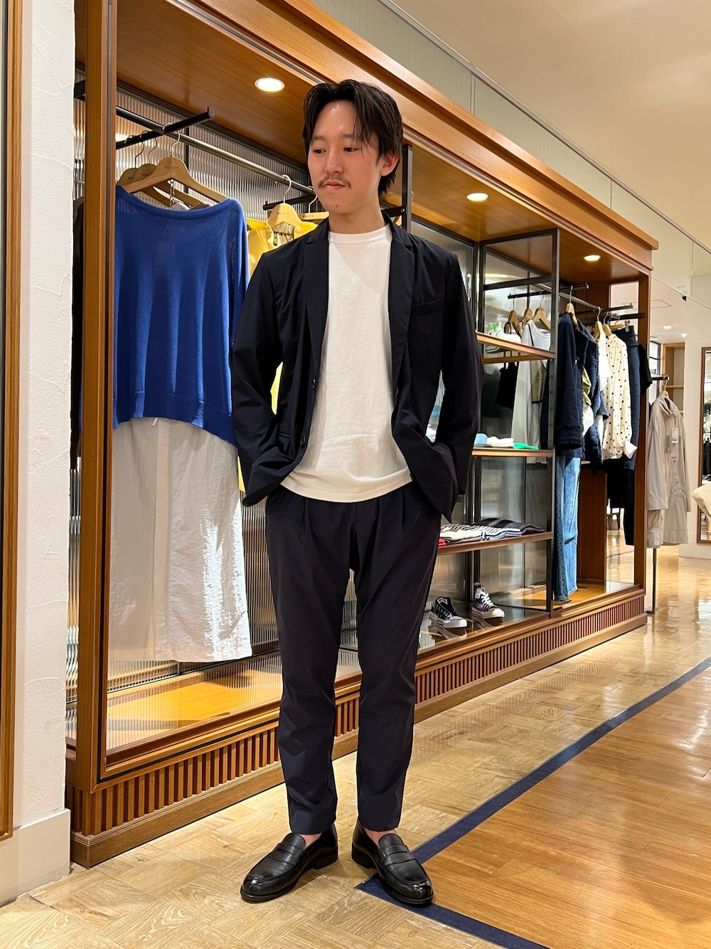 ホワイト系のTシャツ/カットソー、ブルー系のテーラードジャケット、ブラック系のローファーを着用したメンズの春コーディネートの1枚目の写真