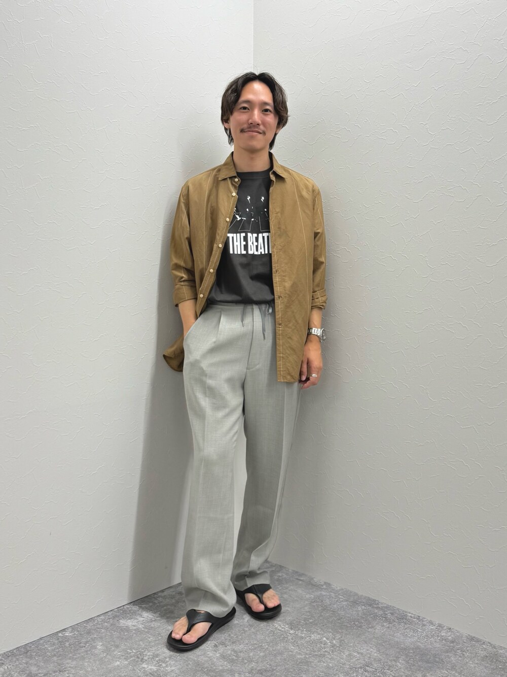 ブラック系のTシャツ/カットソー、ベージュ系のシャツ/ブラウス、グレー系のその他パンツを着用したメンズの夏コーディネートの1枚目の写真
