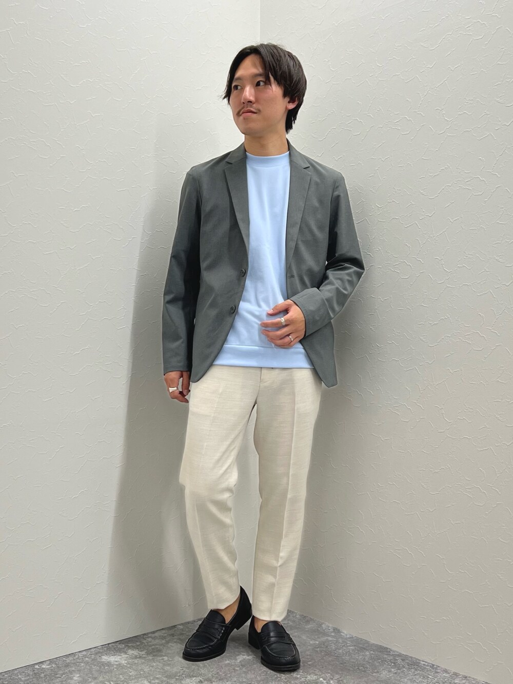 グレー系のテーラードジャケット、ブルー系のTシャツ/カットソー、ホワイト系のその他パンツを着用したメンズの夏コーディネートの1枚目の写真