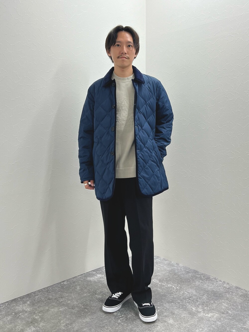 ブルー系のダウンジャケット/コート、ベージュ系のスウェット、ブラック系のスニーカーを着用したメンズの秋コーディネートの1枚目の写真