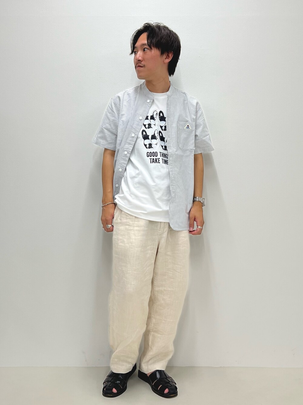 ブラック系のシャツ/ブラウス、ホワイト系のTシャツ/カットソー、ブラック系のサンダルを着用したメンズの夏コーディネートの1枚目の写真