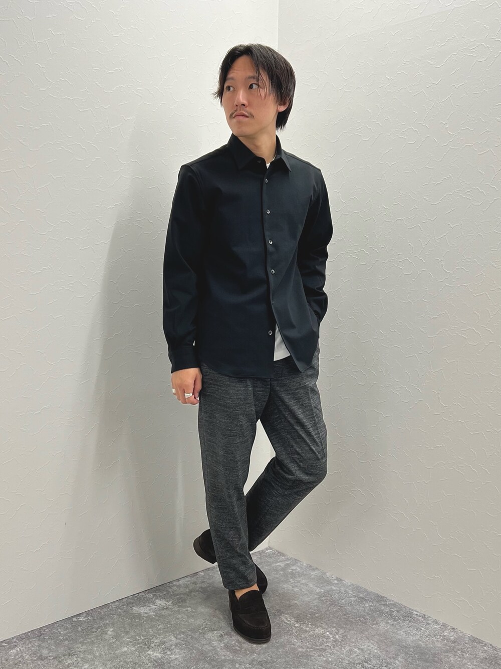 ブラック系のシャツ/ブラウス、ブルー系のその他パンツを着用したメンズの秋コーディネートの1枚目の写真