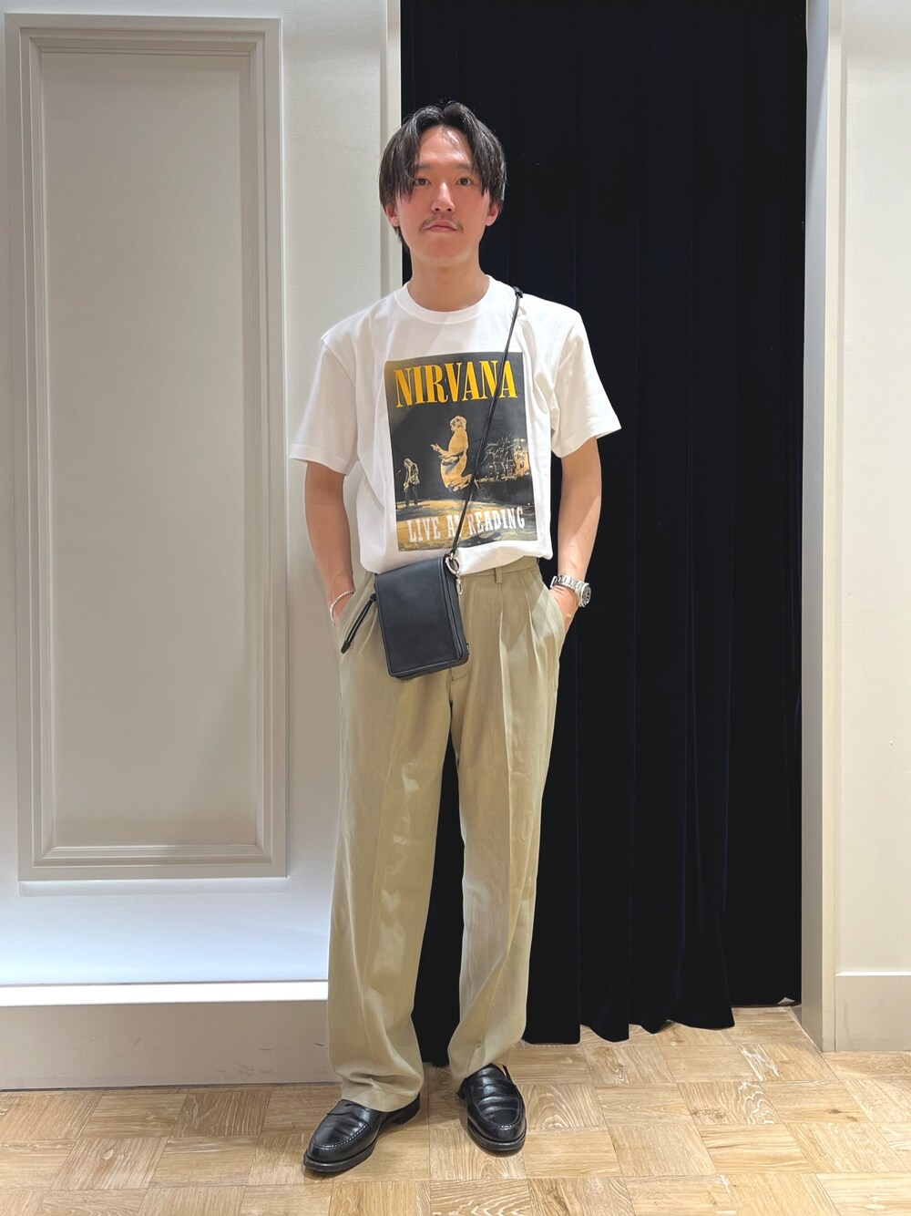 ブラック系のショルダーバッグ、ブラック系のローファー、ベージュ系のその他パンツを着用したメンズの春コーディネートの1枚目の写真